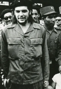 Hot Pamono Che Guevara with his Daughter, 1959