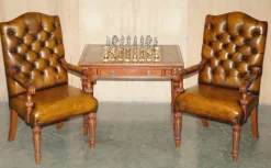 Pamono Chessboard Table and Chesterfield Armchairs in Leather, Set of 3><noscript><img width=