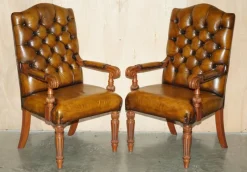 Pamono Chessboard Table and Chesterfield Armchairs in Leather, Set of 3><noscript><img width=