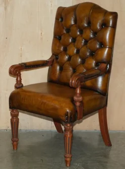 Pamono Chessboard Table and Chesterfield Armchairs in Leather, Set of 3><noscript><img width=