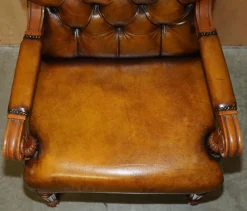 Pamono Chessboard Table and Chesterfield Armchairs in Leather, Set of 3><noscript><img width=
