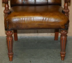 Pamono Chessboard Table and Chesterfield Armchairs in Leather, Set of 3><noscript><img width=