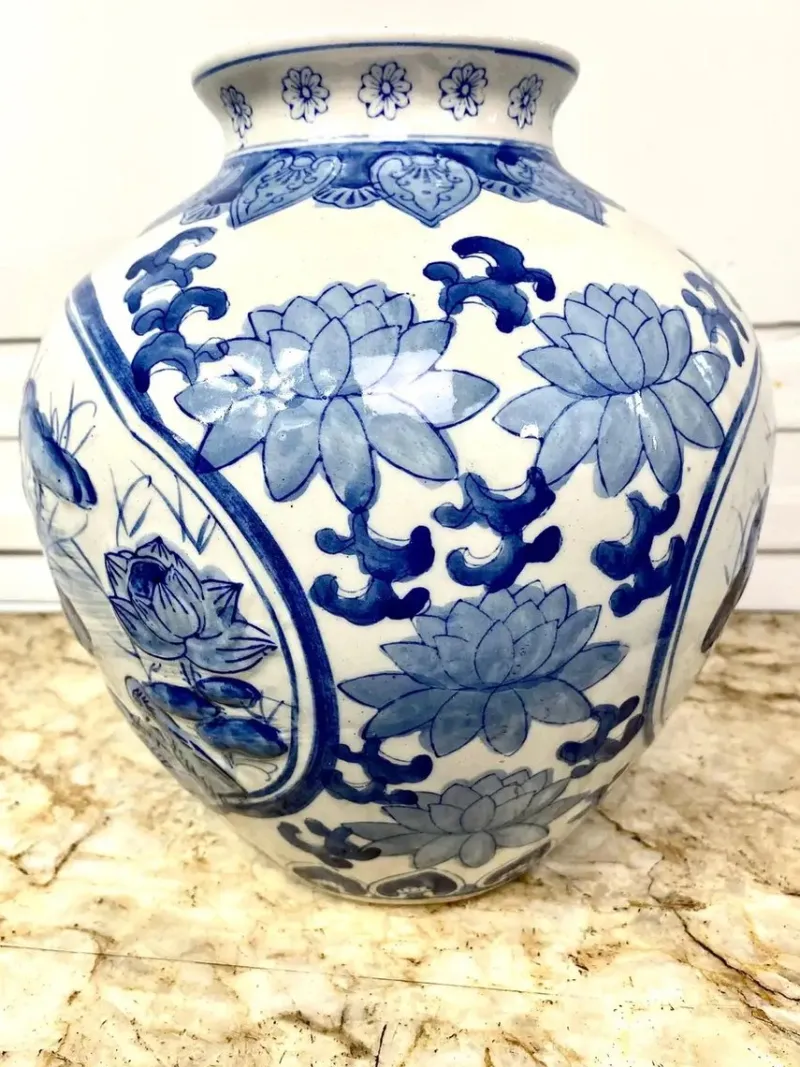 Pamono Chinese Blue and White Porcelain Vase with Lotus Flower Decorations