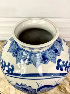 Pamono Chinese Blue and White Porcelain Vase with Lotus Flower Decorations