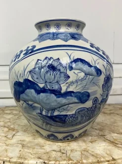 Pamono Chinese Blue and White Porcelain Vase with Lotus Flower Decorations