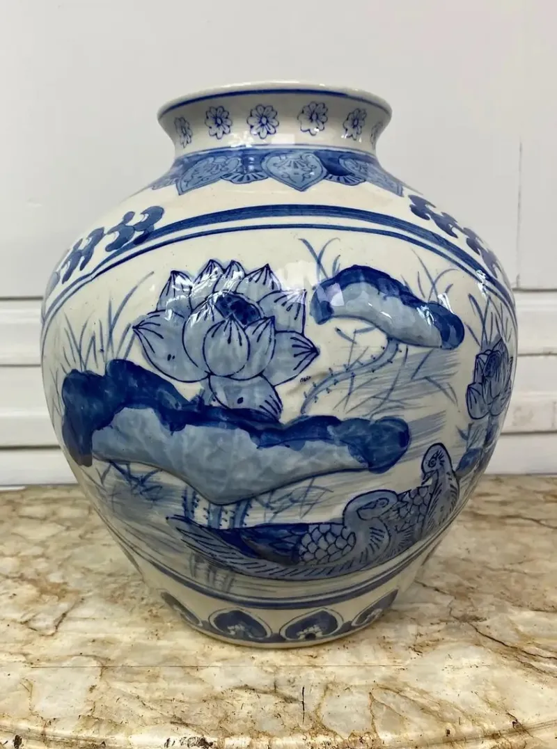 Pamono Chinese Blue and White Porcelain Vase with Lotus Flower Decorations