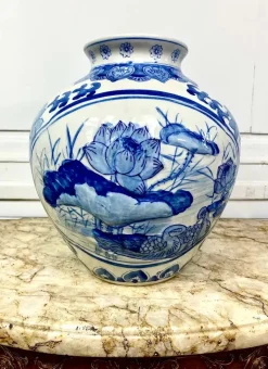 Pamono Chinese Blue and White Porcelain Vase with Lotus Flower Decorations