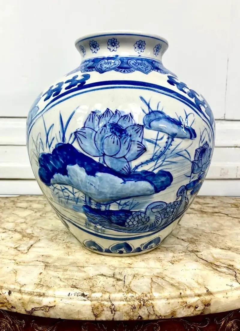 Pamono Chinese Blue and White Porcelain Vase with Lotus Flower Decorations