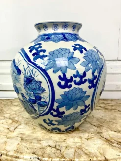 Pamono Chinese Blue and White Porcelain Vase with Lotus Flower Decorations