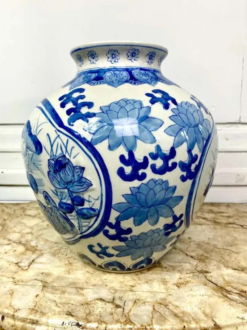 Pamono Chinese Blue and White Porcelain Vase with Lotus Flower Decorations