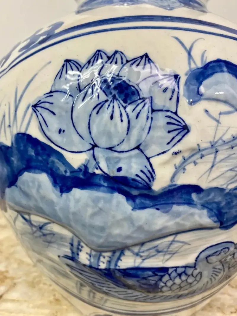 Pamono Chinese Blue and White Porcelain Vase with Lotus Flower Decorations