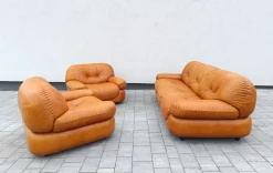 Pamono Cognac Leather Sofa and Armchairs by Sapporo for Mobil Girgi, Italy, 1970s, Set of 3><noscript><img width=
