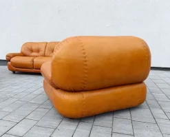 Pamono Cognac Leather Sofa and Armchairs by Sapporo for Mobil Girgi, Italy, 1970s, Set of 3><noscript><img width=