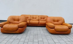 Pamono Cognac Leather Sofa and Armchairs by Sapporo for Mobil Girgi, Italy, 1970s, Set of 3><noscript><img width=