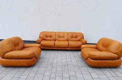 Pamono Cognac Leather Sofa and Armchairs by Sapporo for Mobil Girgi, Italy, 1970s, Set of 3><noscript><img width=