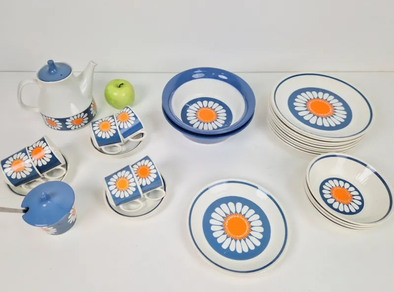 Outlet Pamono Daisy Turi Tableware from Figgjo Flint, Norway, 1960s, Set of 24