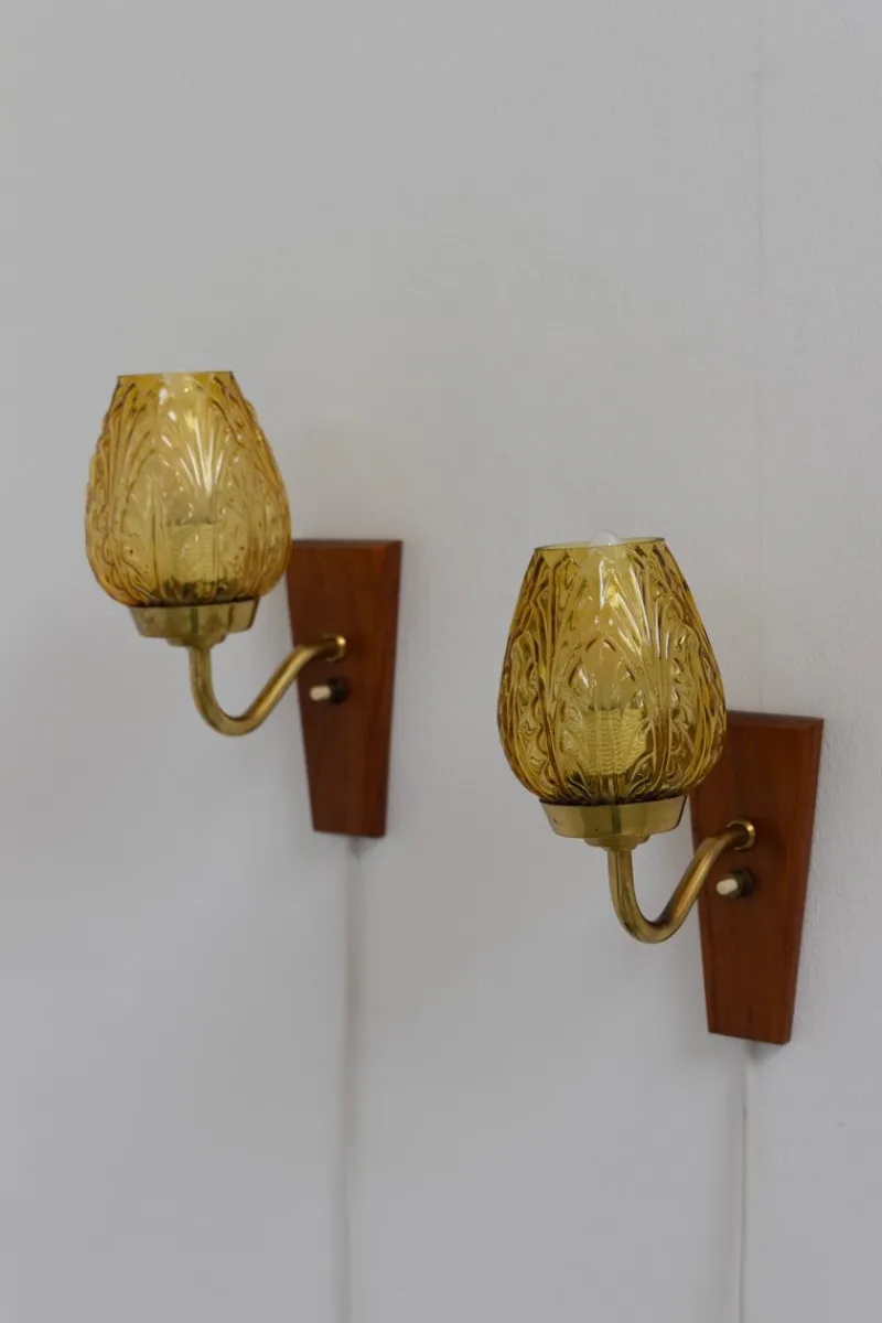 Pamono Danish Brass and Amber Glass Wall Sconces from Laoni, 1960s, Set of 2> Wall Lights & Sconces