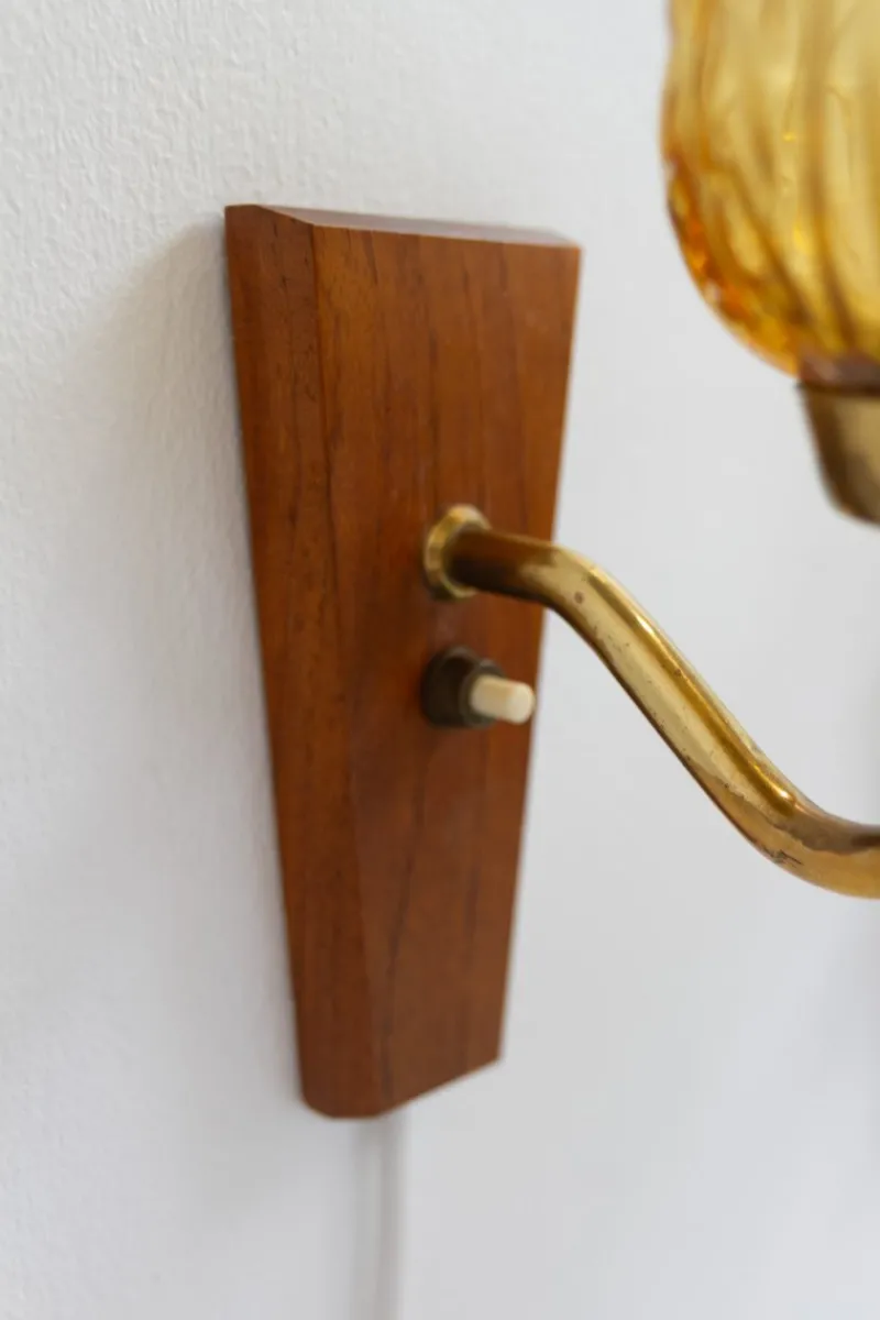 Pamono Danish Brass and Amber Glass Wall Sconces from Laoni, 1960s, Set of 2> Wall Lights & Sconces