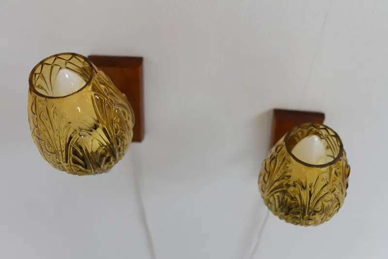 Pamono Danish Brass and Amber Glass Wall Sconces from Laoni, 1960s, Set of 2> Wall Lights & Sconces