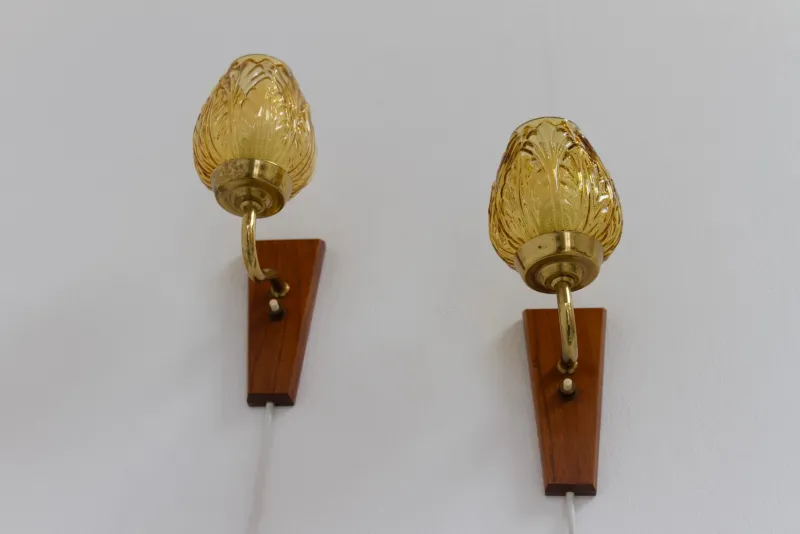 Pamono Danish Brass and Amber Glass Wall Sconces from Laoni, 1960s, Set of 2> Wall Lights & Sconces