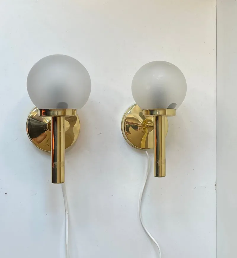 Pamono Danish Modern Brass and Frosted Glass Wall Sconces from Abo Metalkunst, 1970s, Set of 2> Wall Lights & Sconces