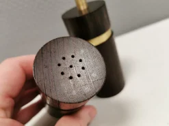 Pamono Danish Salt and Pepper Set in Wenge Wood and Brass by Svend Aage Petersen for Saap 1950s, Set of 2><noscript><img width=