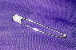 Pamono Diamond-Studded Safety Pin in 750 White Gold, 1970> Brooches