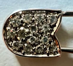 Pamono Diamond-Studded Safety Pin in 750 White Gold, 1970> Brooches