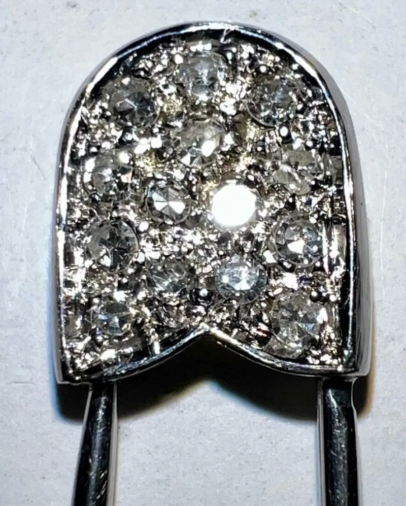 Pamono Diamond-Studded Safety Pin in 750 White Gold, 1970> Brooches