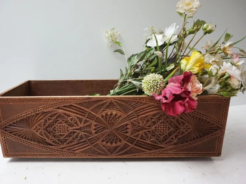 Hot Pamono Dutch Chip Carved Wooden Planter Folk Art, 1890s