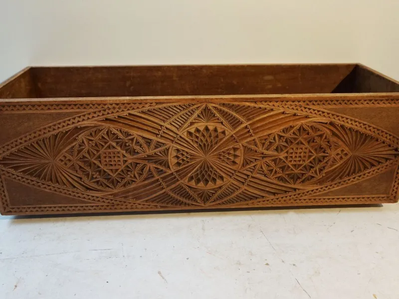 Hot Pamono Dutch Chip Carved Wooden Planter Folk Art, 1890s