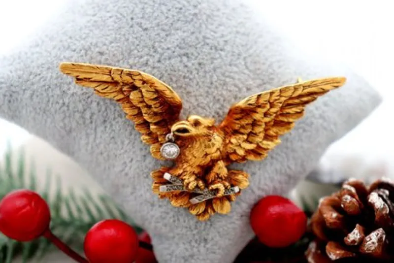 Hot Pamono Eagle Gold Brooch with Reliefs and Diamond Tip
