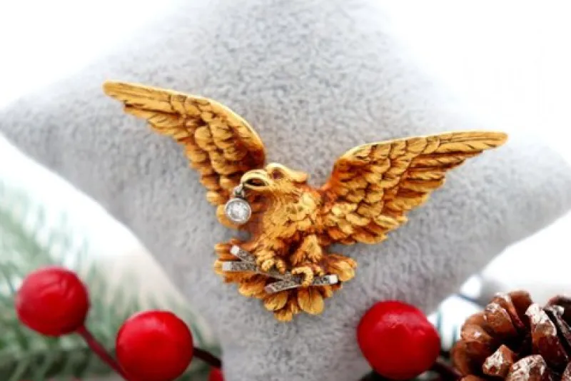 Hot Pamono Eagle Gold Brooch with Reliefs and Diamond Tip