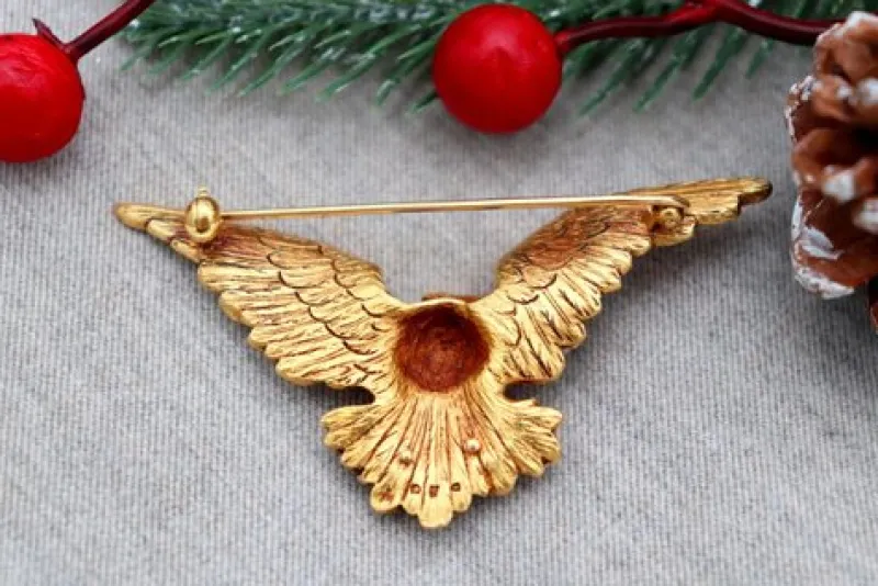 Hot Pamono Eagle Gold Brooch with Reliefs and Diamond Tip