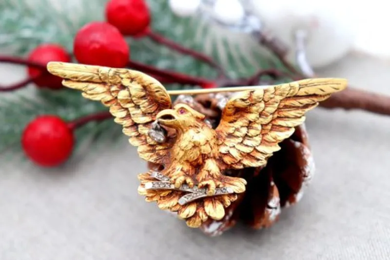 Hot Pamono Eagle Gold Brooch with Reliefs and Diamond Tip