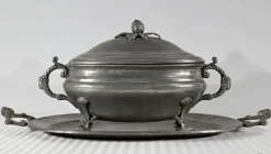 Pamono Early 20th Century Tureen and Tray in Fine Pewter by L. Houzeaux, 1930s, Set of 2> Serving Dishes