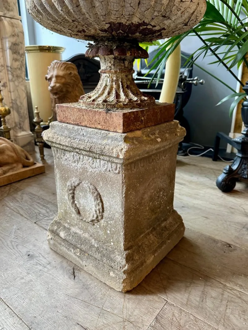 Pamono English Cast Iron Tazza Urns by Andrew Handyside, 1890s, Set of 2> Garden Accessories