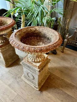 Pamono English Cast Iron Tazza Urns by Andrew Handyside, 1890s, Set of 2><noscript><img width=