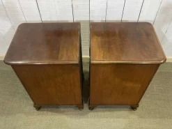 Pamono English Mahogany Bedside Tables, Early 20th Century, Set of 2><noscript><img width=