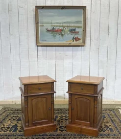 Pamono English Mahogany Bedside Tables, Set of 2><noscript><img width=