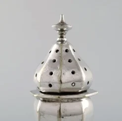 Pamono English Pepper Shaker in Silver, Late 19th-Century> Salt & Pepper Shakers