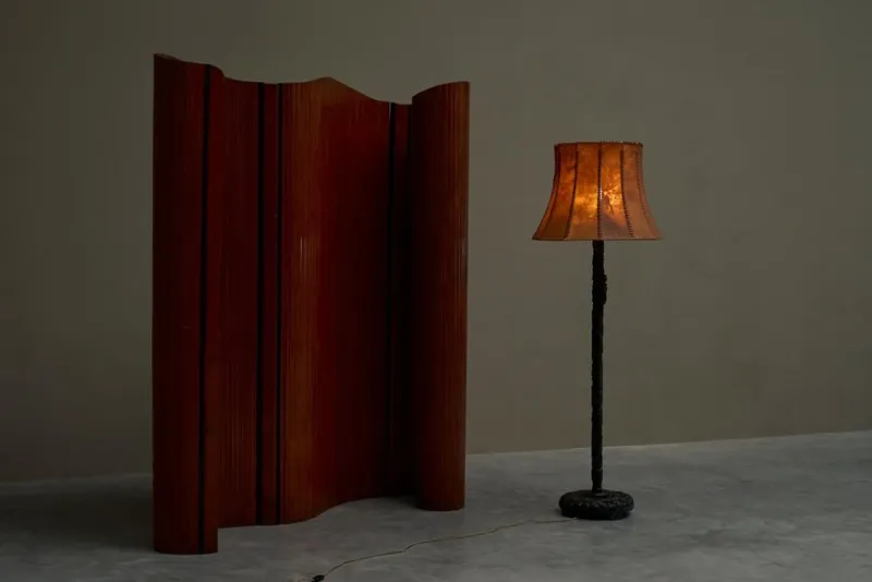 Pamono Floor Lamp in Hand-Carved Wood with Leather Shade, Early 20th Century> Floor Lamps