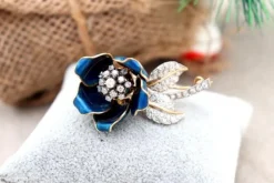 Pamono Flower-Shaped Gold Brooch with Diamond Chips