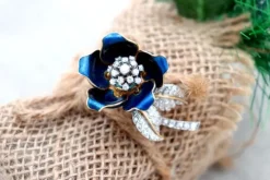Pamono Flower-Shaped Gold Brooch with Diamond Chips