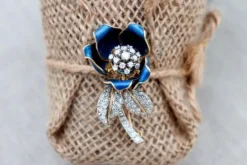 Pamono Flower-Shaped Gold Brooch with Diamond Chips