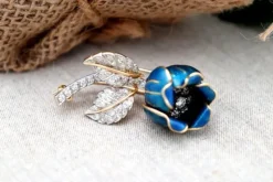 Pamono Flower-Shaped Gold Brooch with Diamond Chips