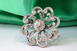 Pamono Flower-Shaped Platinum Brooch with Brilliant-Cut Diamonds> Brooches