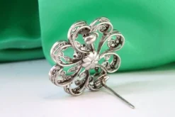 Pamono Flower-Shaped Platinum Brooch with Brilliant-Cut Diamonds><noscript><img width=