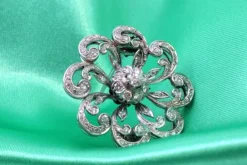 Pamono Flower-Shaped Platinum Brooch with Brilliant-Cut Diamonds><noscript><img width=