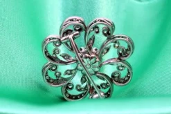 Pamono Flower-Shaped Platinum Brooch with Brilliant-Cut Diamonds><noscript><img width=